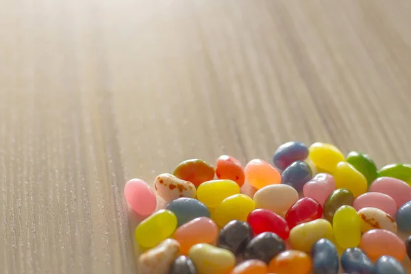 Pilha de geléia de feijão multi cor na mesa de madeira — Fotografia de Stock