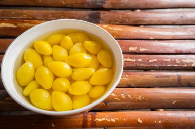 Bir tatlı Ginkgo fındık çorbası üzerinde bambu masa görüntü Üstten Görünüm