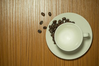 Ahşap masa üstten görünüm üzerinde beyaz kahve fincanı