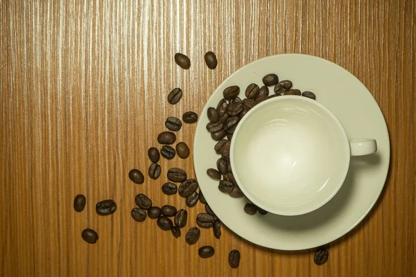 Ahşap masa üstten görünüm üzerinde beyaz kahve fincanı