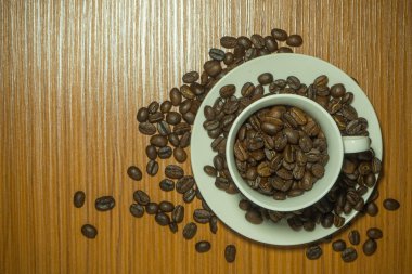 Ahşap masa üstten görünüm üzerinde beyaz kahve fincanı