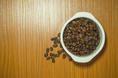 Ahşap masa üstten görünüm üzerinde beyaz kahve fincanı