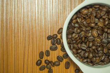 Ahşap masa üstten görünüm üzerinde beyaz kahve fincanı