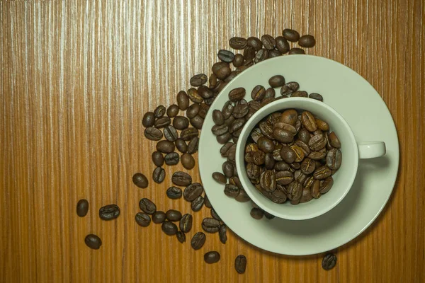 Ahşap masa üstten görünüm üzerinde beyaz kahve fincanı