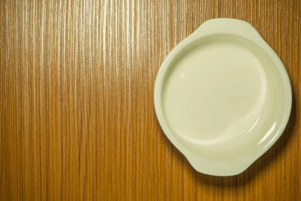 A xícara de café branco na vista superior da mesa de madeira — Fotografia de Stock