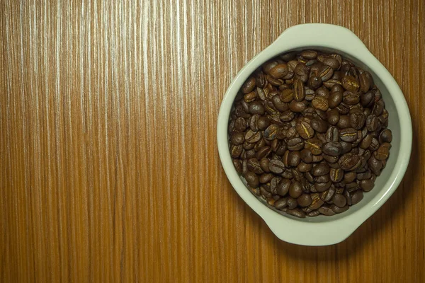 Ahşap masa üstten görünüm üzerinde beyaz kahve fincanı