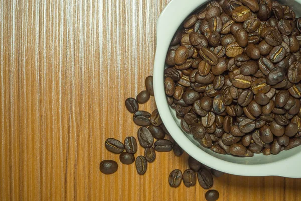 Ahşap masa üstten görünüm üzerinde beyaz kahve fincanı