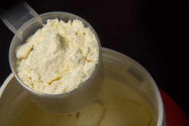 peynir altı suyu protein tozu portre resim siyah arka plan
