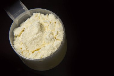 peynir altı suyu protein tozu portre resim siyah arka plan