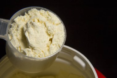 peynir altı suyu protein tozu portre resim siyah arka plan