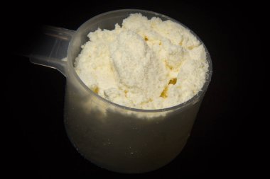 peynir altı suyu protein tozu portre resim siyah arka plan