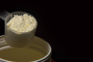 peynir altı suyu protein tozu portre resim siyah arka plan