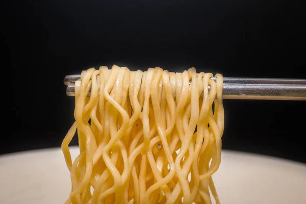 Gli spaghetti istantanei vista dall'alto sfondo pulito — Foto Stock