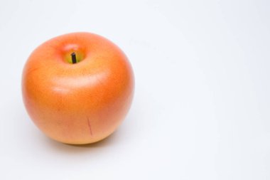 Beyaz arka plan resmi üzerinde kırmızı taze elma