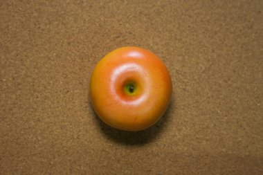 Ahşap masa görüntü üzerinde taze elma