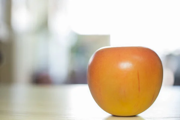 La pomme fraîche sur la table en bois image — Photo