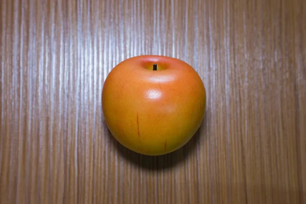 A maçã fresca na imagem de mesa de madeira — Fotografia de Stock