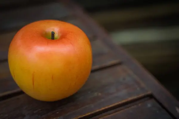 Den färska äpplen på trä bordsimage — Stockfoto