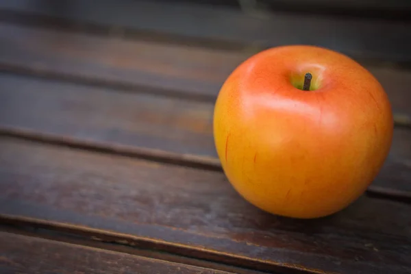 A maçã fresca na imagem de mesa de madeira — Fotografia de Stock