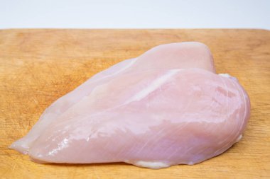 Çiğ tavuk göğsü ile dereotu yemek için hazır