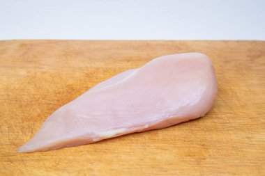 Çiğ tavuk göğsü ile dereotu yemek için hazır