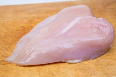 Çiğ tavuk göğsü ile dereotu yemek için hazır