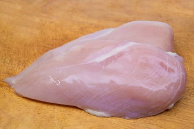 Çiğ tavuk göğsü ile dereotu yemek için hazır