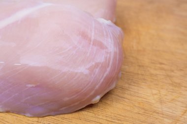 Çiğ tavuk göğsü ile dereotu yemek için hazır