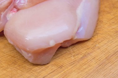 Çiğ tavuk göğsü ile dereotu yemek için hazır