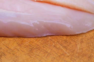 Çiğ tavuk göğsü ile dereotu yemek için hazır