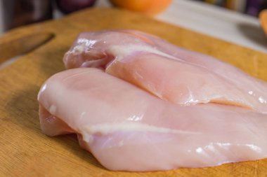 Çiğ tavuk göğsü ile dereotu yemek için hazır