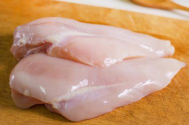 Çiğ tavuk göğsü ile dereotu yemek için hazır