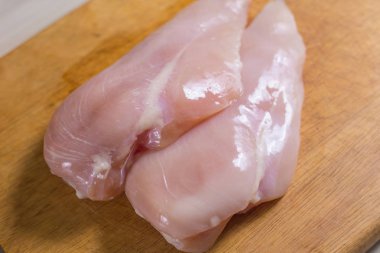 Çiğ tavuk göğsü ile dereotu yemek için hazır