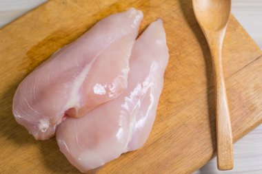 Çiğ tavuk göğsü ile dereotu yemek için hazır