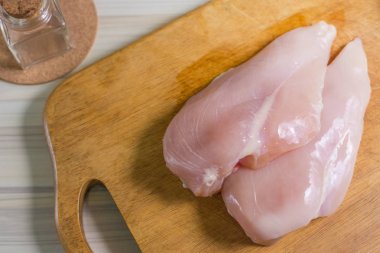 Çiğ tavuk göğsü ile dereotu yemek için hazır