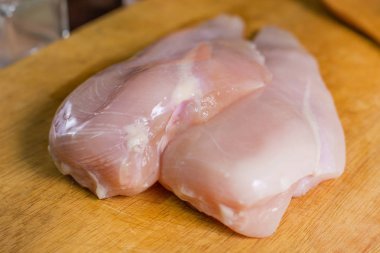 Çiğ tavuk göğsü ile dereotu yemek için hazır