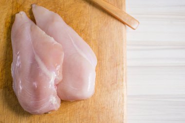 Çiğ tavuk göğsü ile dereotu yemek için hazır