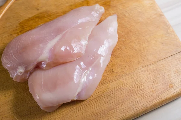 Çiğ tavuk göğsü ile dereotu yemek için hazır