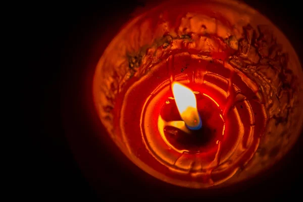 Una candela rossa immagine primo piano in The Dark macro — Foto Stock