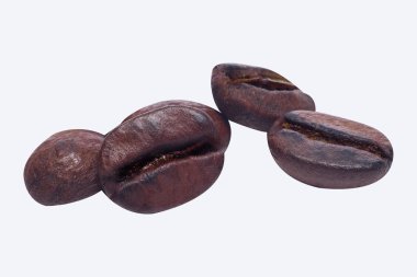Kahve çekirdekleri beyaz arka planda izole bir şekilde kapanıyor