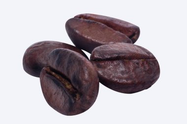 Kahve çekirdekleri beyaz arka planda izole bir şekilde kapanıyor