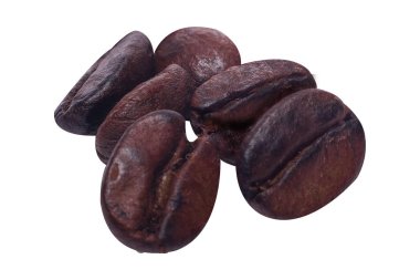 Kahve çekirdekleri beyaz arka planda izole bir şekilde kapanıyor