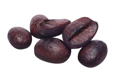 Kahve çekirdekleri beyaz arka planda izole bir şekilde kapanıyor