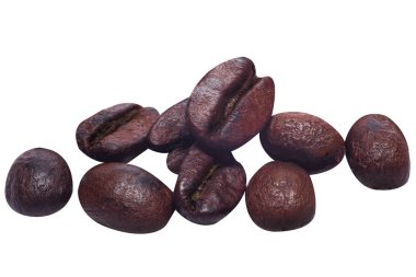 Kahve çekirdekleri beyaz arka planda izole bir şekilde kapanıyor