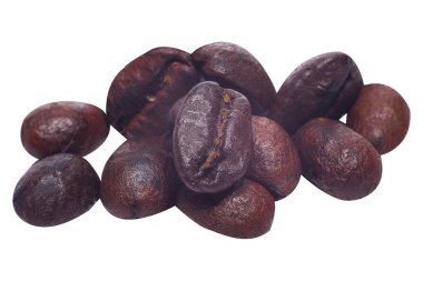 Kahve çekirdekleri beyaz arka planda izole bir şekilde kapanıyor