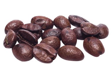 Kahve çekirdekleri beyaz arka planda izole bir şekilde kapanıyor