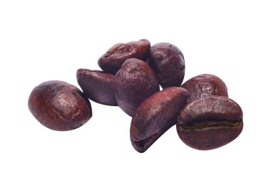 Kahve çekirdekleri beyaz arka planda izole bir şekilde kapanıyor