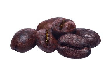 Kahve çekirdekleri beyaz arka planda izole bir şekilde kapanıyor