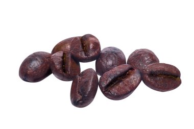 Kahve çekirdekleri beyaz arka planda izole bir şekilde kapanıyor