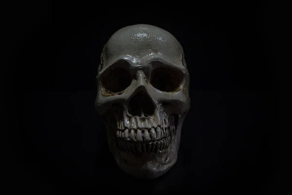 Karanlık adam için içinde kafatasının bir natürmort — Stok fotoğraf